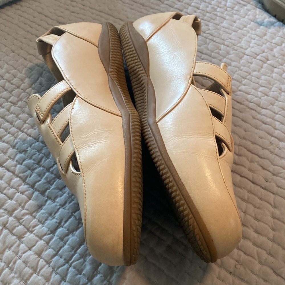 SoftWalk Women's Beige Leather Shoes - Picture 3 of 5